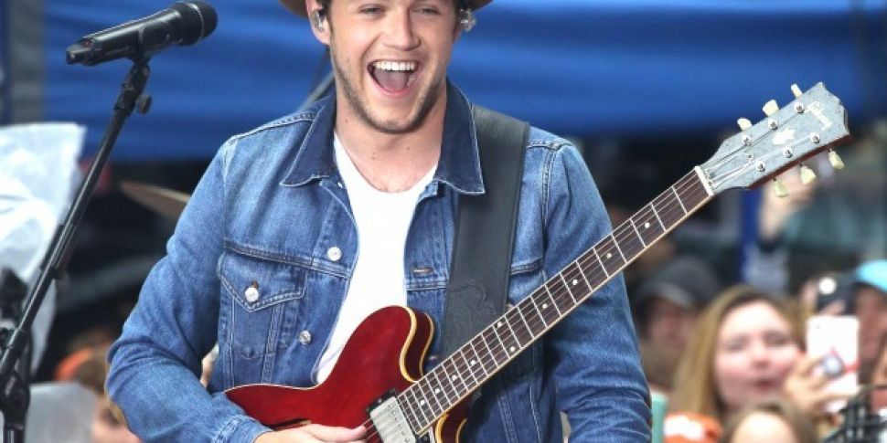 WATCH: Niall Horan Perform New...