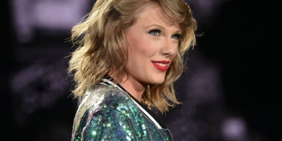 Fans Speculate Who Taylor Swif...