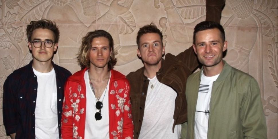McFly Fans Beg The Band To Con...