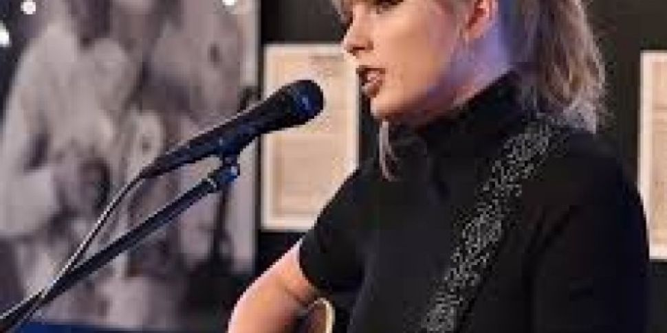 Taylor Swift Gives Surprise Pe...