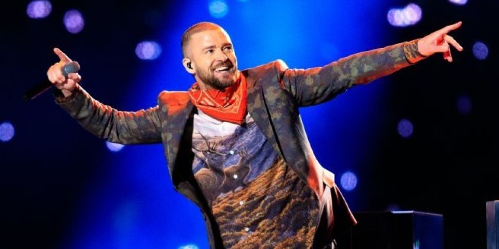 Justin Timberlake Stops Mid Co...