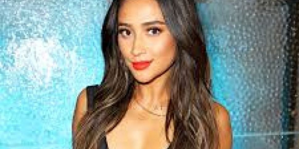 Shay Mitchell Accused Of Fakin...