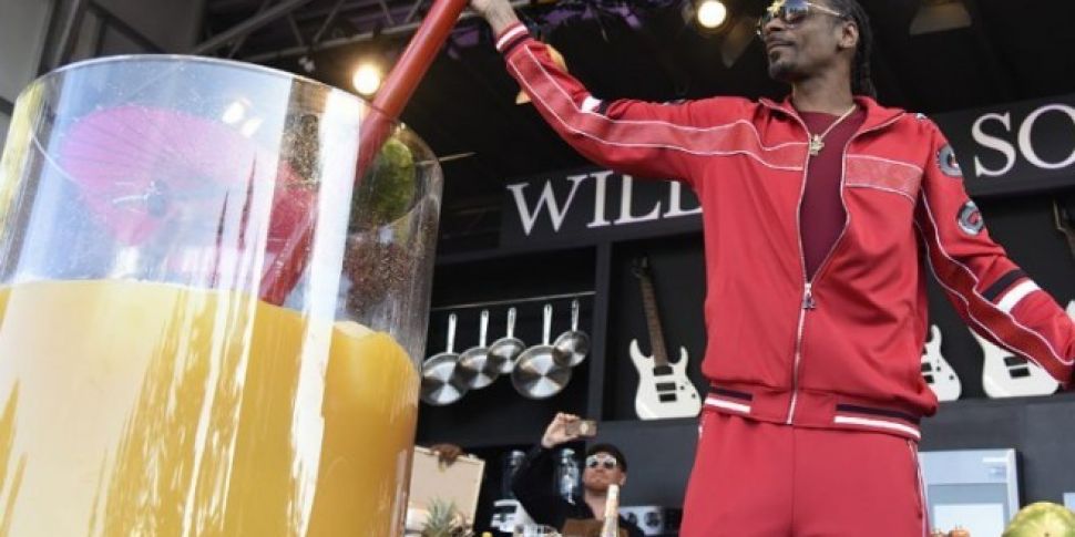 Snoop Dogg Smashes Guinness Wo...