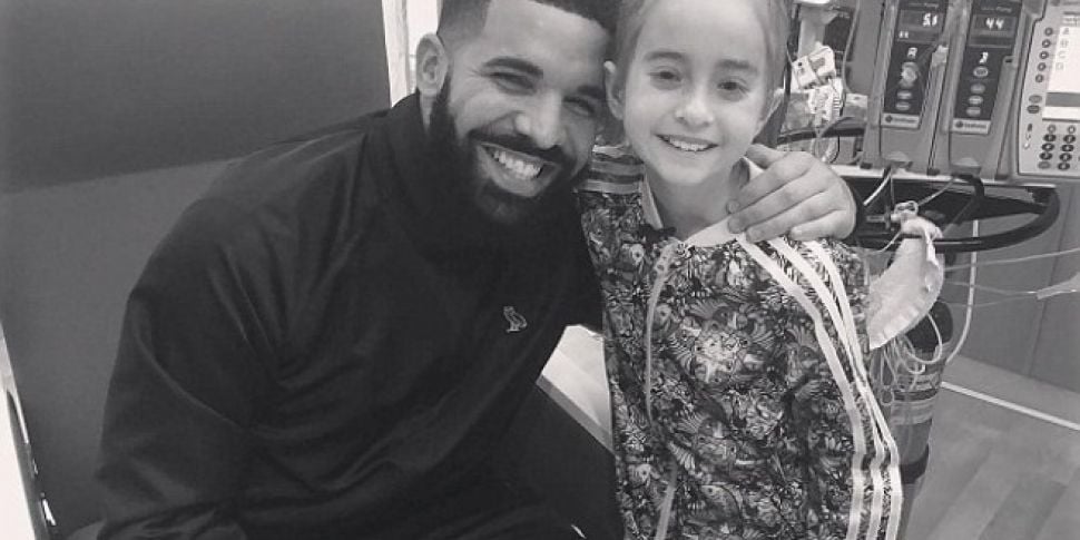 Drake Surprises Young Girl Awa...