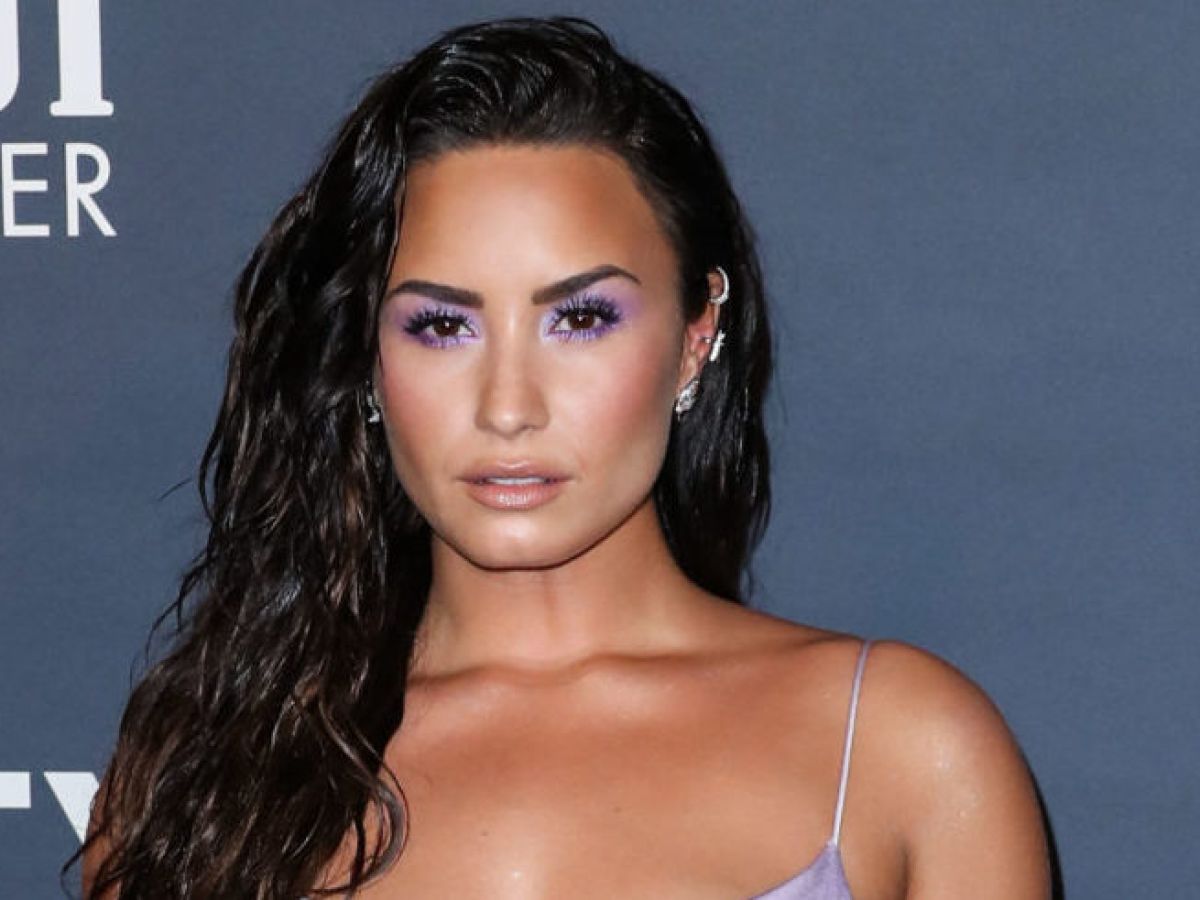Demi Lovato Comes Out as Non-Binary, Using They/Them Pronouns – The  Hollywood Reporter