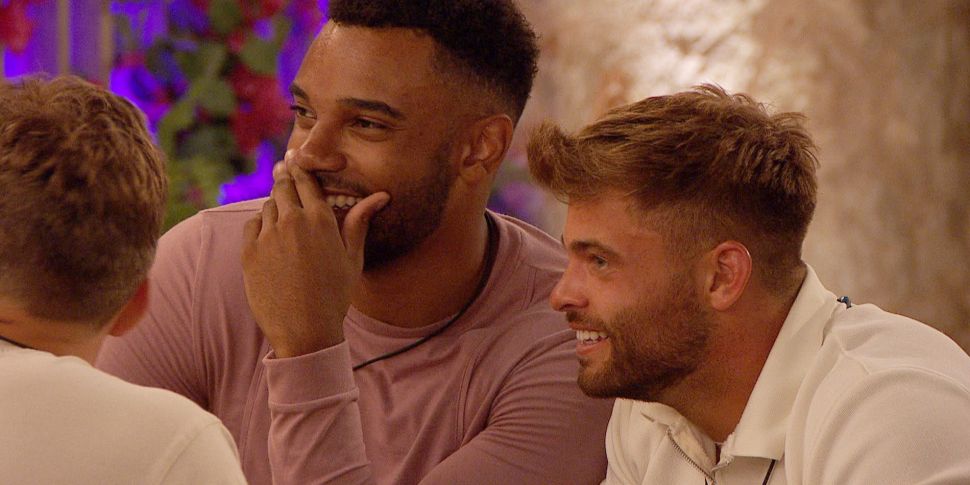 Love Island: Jake Snogs New Gi...