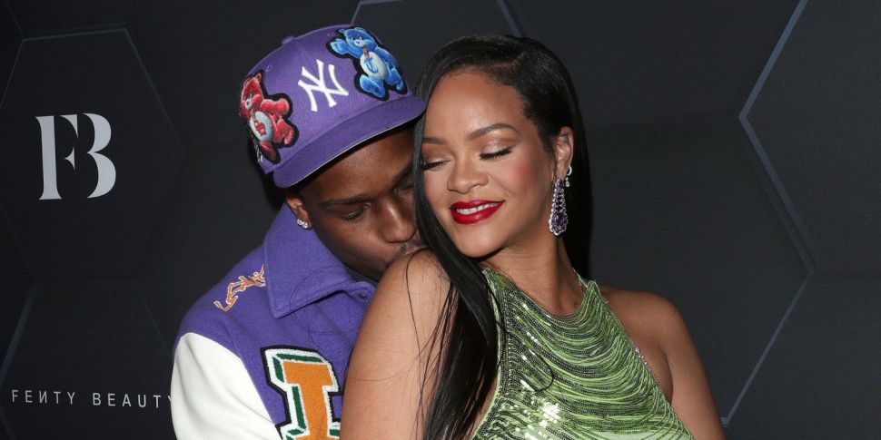 Rihanna Reportedly Welcomes Fi...