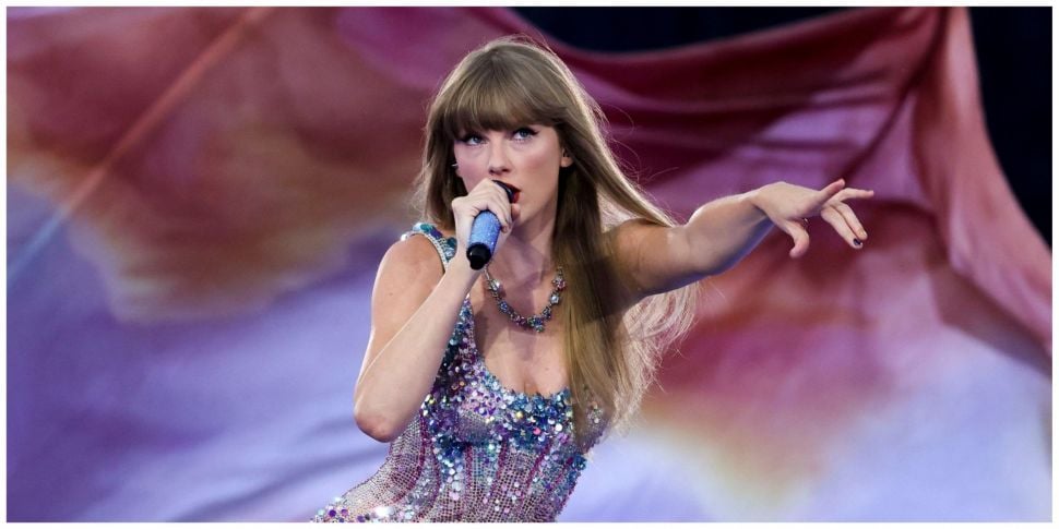 Taylor Swift worries fans as s...