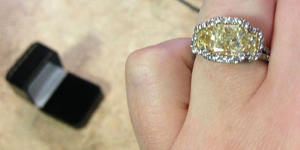 SECOND HAND ENGAGEMENT RINGS W...