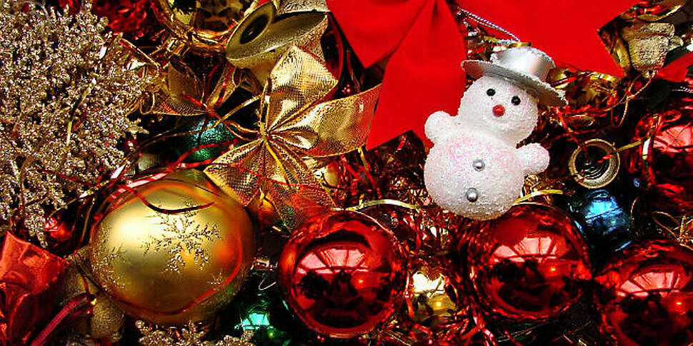 Poll: who puts up the Christma...