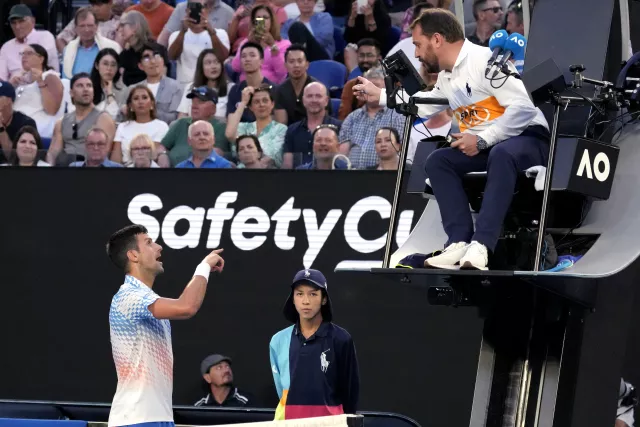 Novak Djokovic argues with umpire Damien Dumusois