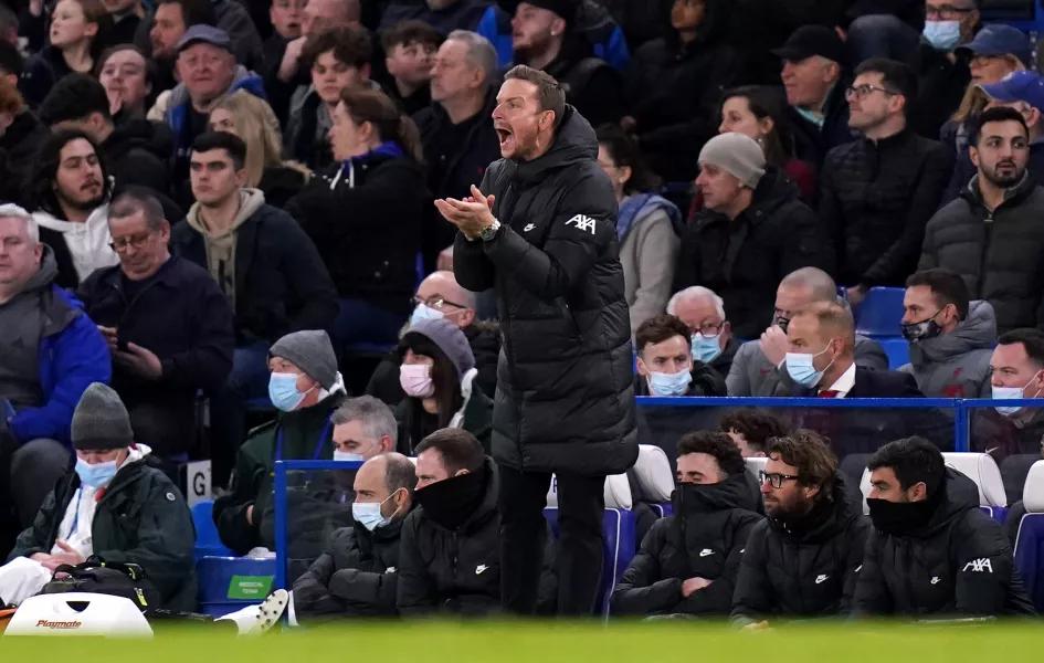 Pep Lijnders shouts instructions to Liverpool