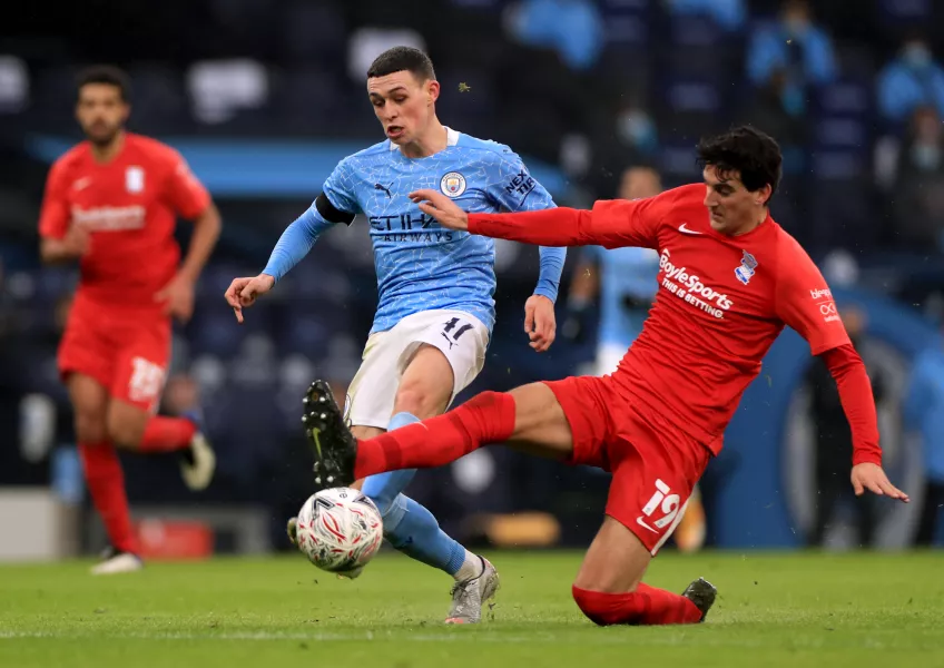 Mikel San Jose tackles Phil Foden