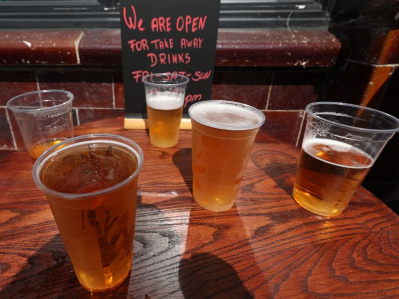 Outdoor drinkers in groups to face €80 fines