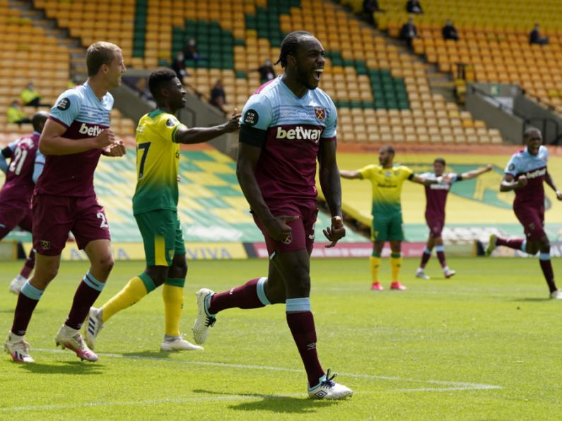 Michail Antonio signs new West Ham deal