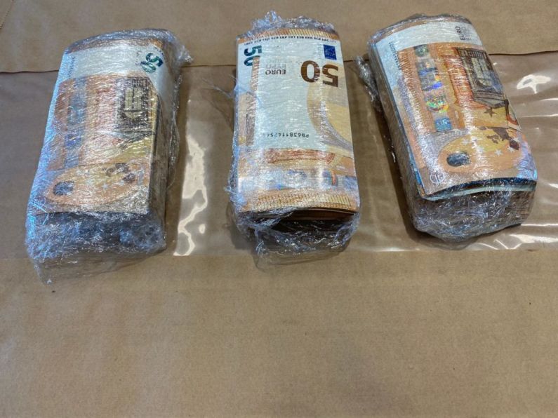 Man arrested as gardaí seize €37,000 in cash in Clare