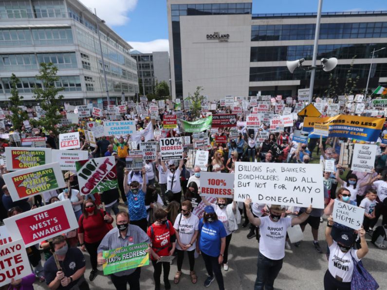 Mica protesters gather in Dublin calling for 100% redress scheme