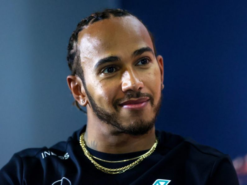 Lewis Hamilton signs new Mercedes contract