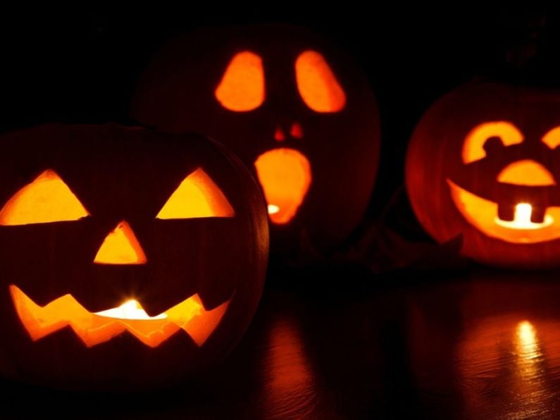 Covid: Further 2,966 cases confirmed as Holohan urges caution over Halloween