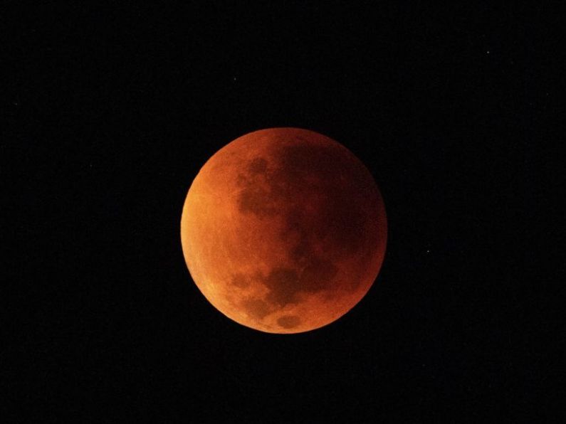 Super blood moon delights skygazers