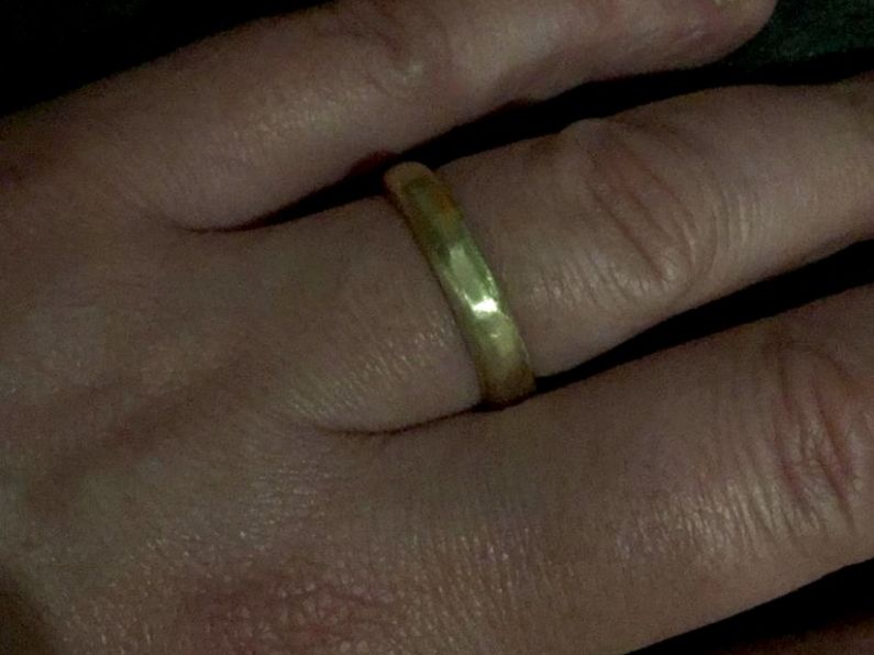 Lost: A plain gold band wedding ring