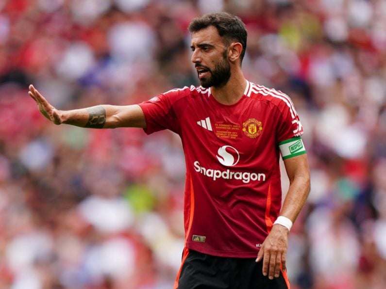 Bruno Fernandes signs new Manchester United deal