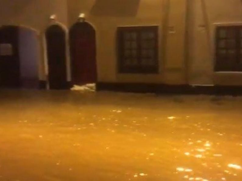 Army arrives to help deal with flooding in Co Laois