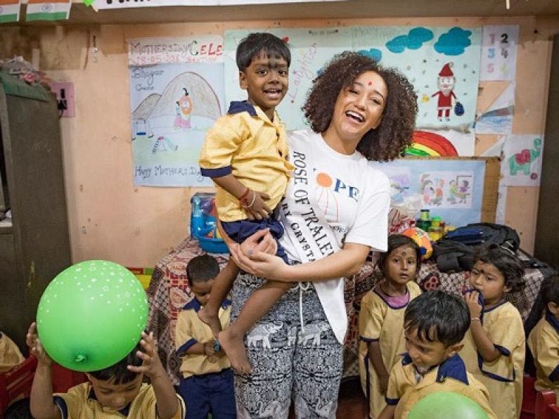 Waterford Rose sings to street children in India
