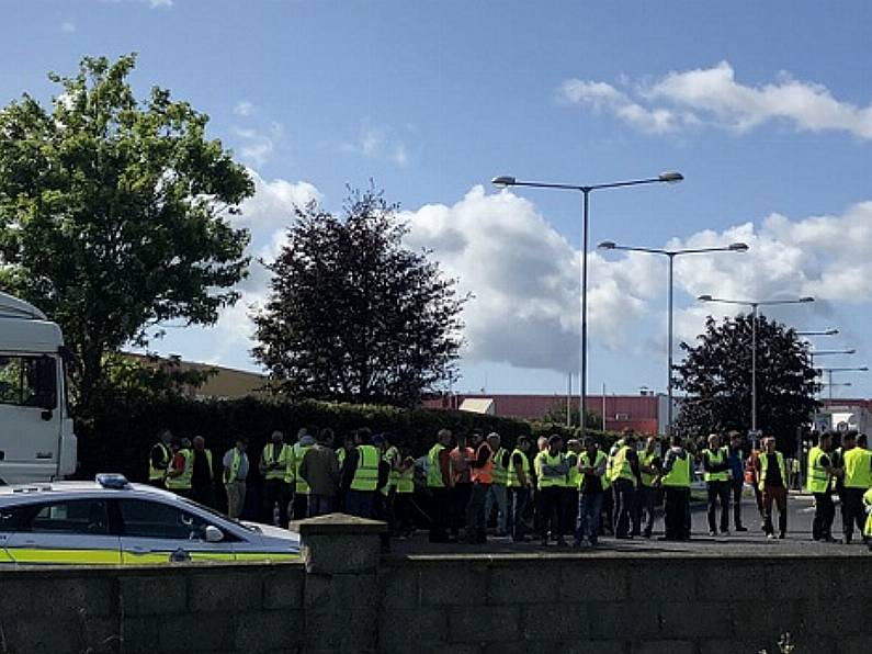 Protesting farmers suspend picket at Dawn Meats to allow Chinese inspections take place