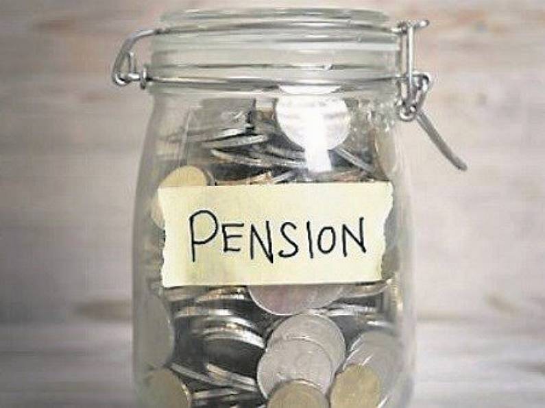 Men claim €433 in pension payouts as women only get €280.