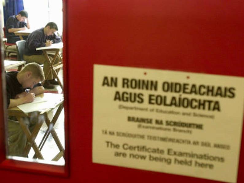 Taoiseach says college term for 1st years could start in October or November