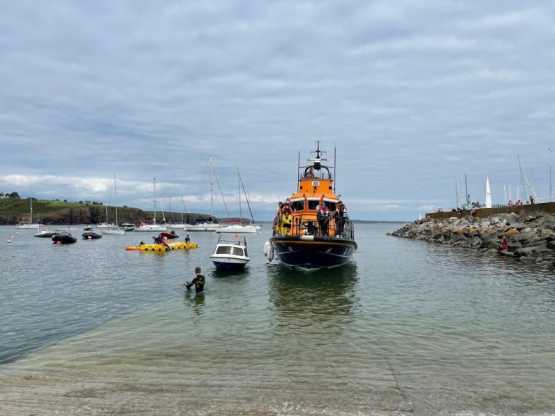 Dunmore East RNLI rescue 4 people onboard a broken-down fishing boat drifting onto rocks