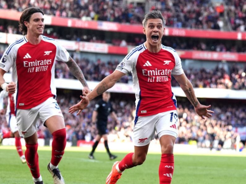 Arsenal strike twice in stoppage time to see off stubborn Leicester